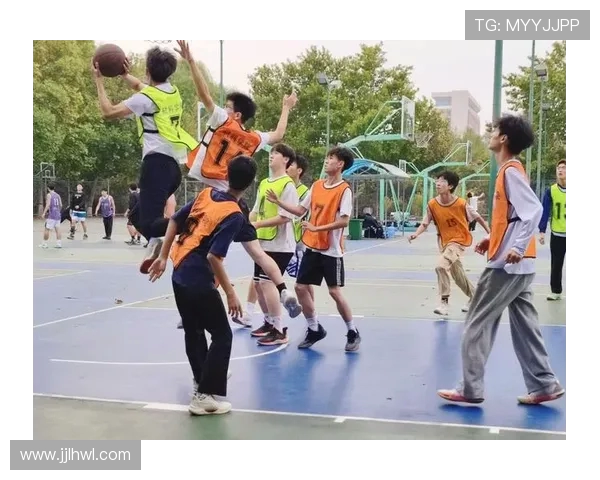 以篮球为核心探索团队合作与竞技精神在青春成长中的独特魅力 以篮球为核心探索团队合作与竞技精神在青春成长中的独特魅力