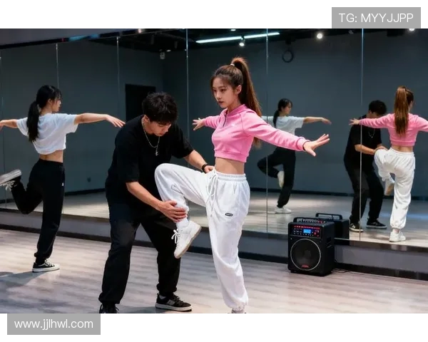 北京街舞队配合引发热议舞者之间默契与争议的碰撞